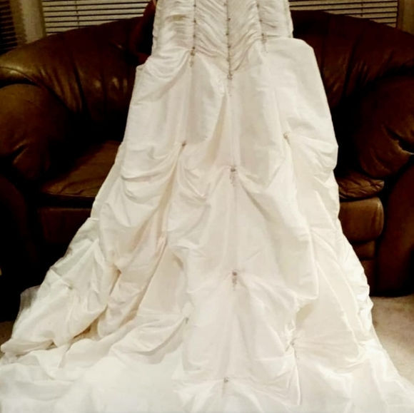 New ivory wedding dress - Picture 8 of 16